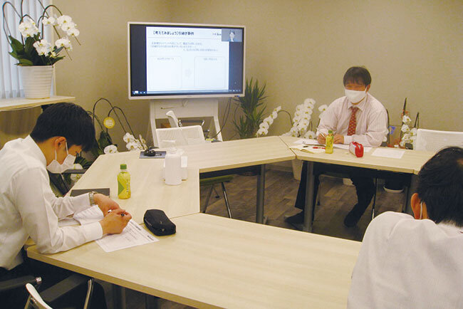 電子黒板を使って行っている研修の様子