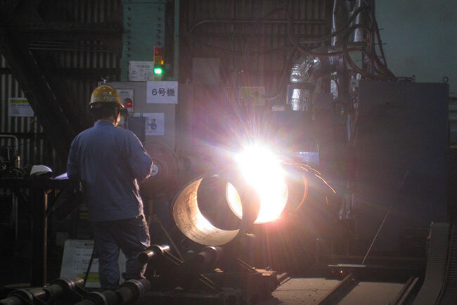 24時間体制で稼働する宮脇鋼管の工場