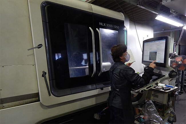 マシニングセンターを操作する技術者。こちらも女性技術者だ