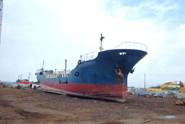 陸上で作業を行うなど海洋汚染防止に配慮して解体を進める