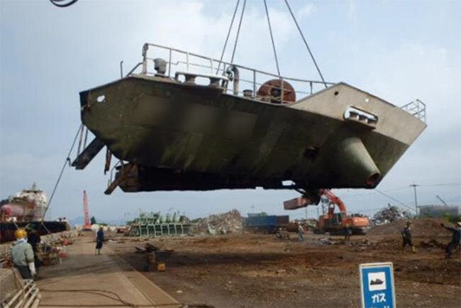 慎重に船舶を陸上に降ろす様子