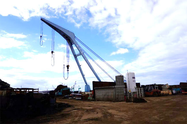 本社・工場の敷地内では鉄スクラップを処理する様々な作業が行われている