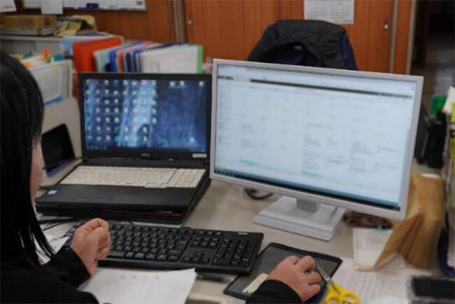 グループウェアを使ってスケジュールを確認する様子