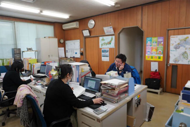 宮地サルベージのオフィスの様子