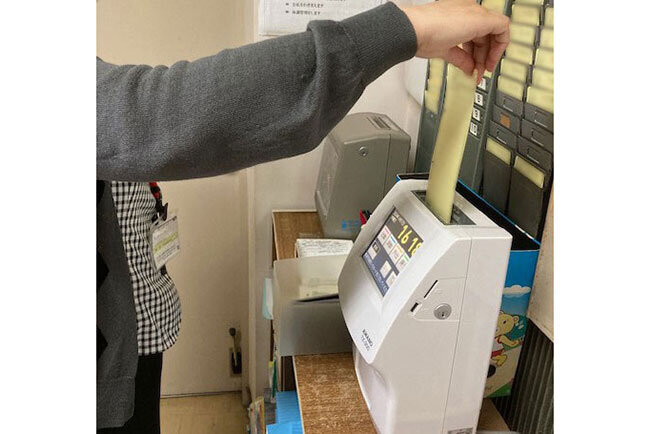 導入された電子タイムカードレコーダー　打刻されたデータはすぐパソコンのソフトで見られるように