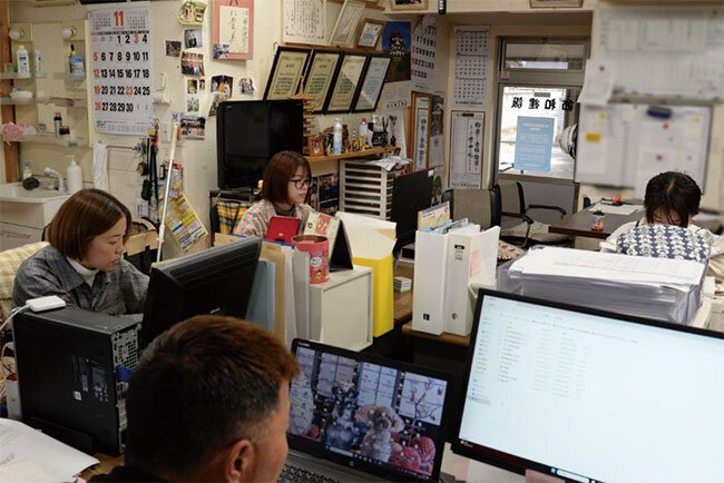 ICTの導入によって、現場と事務所とがリアルタイムでつながり、昼間に事務所での作業も可能になったと話す宇津野専務