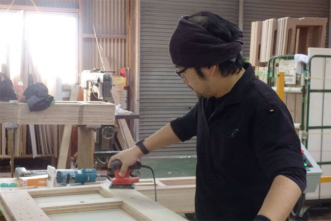 救急車向けの木工内装部品を製作中の社員