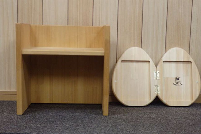 ECサイトに出品する「つながるたまご」（右）と「こどものための いす」