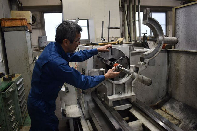 摩耗したモーターの軸の修復作業。職人技がさえる