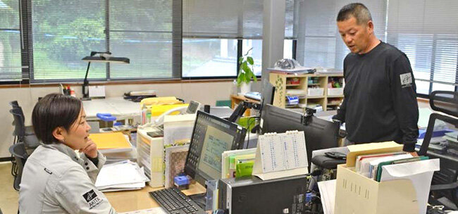 総務部門を担当する妻の美穂さんと話す佐々木社長