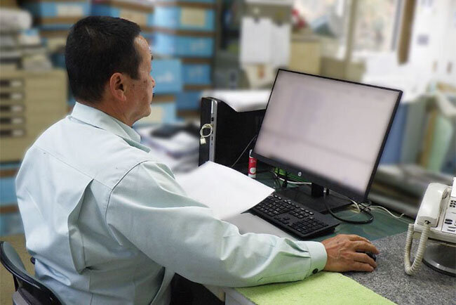積算ソフトを使う母倉専務。「かつて何日もかかった積算が今や1日でできます」と話す
