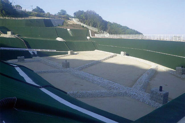 小豆島の廃棄物最終処分場の用地整備工事。髙尾石材と数社で共同施工した