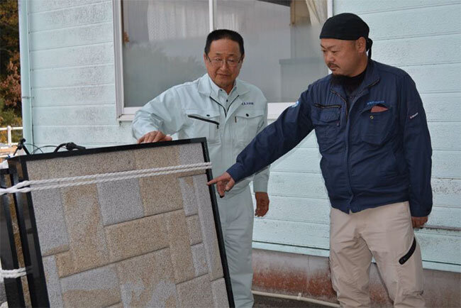 瀬戸内海の石の魅力を語る宮澤健一課長（右）。各地の販売で手ごたえがあるという。左は母倉専務