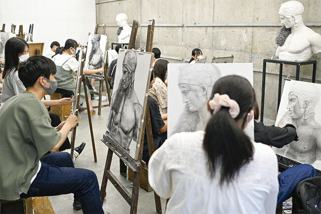 真剣なまなざしで基本となる石膏デッサンに向き合う美大系受験生