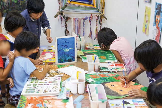 経営多角化で始めた子ども向け絵画教室も盛況だ