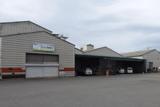  浅間山のふもと、長野県小諸市にあるマルイ産業の飼料工場。A飼料工場とB飼料工場を分離している