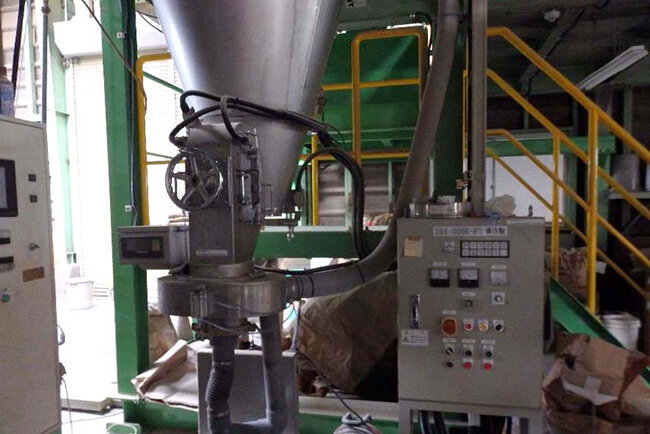 A飼料工場内に導入した既存工程から独立したナウター型ミキサー