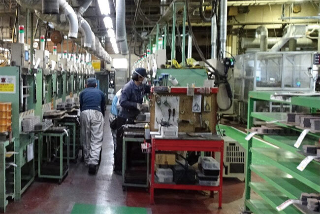 ブレーキパッドの製造ライン。0.05%の不良品発生率をさらに低減させるため温湿度の徹底管理に乗り出した
