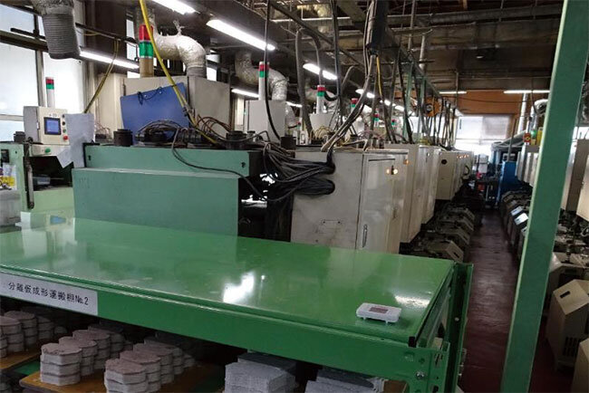 ブレーキパッド製造ライン横の棚に置かれた環境センサー。小型で電源不要なので計測したい場所にどこでも置ける