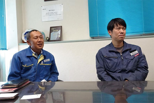 「STAGE.2での試験稼動を経て、2024年からほかの2工場にも導入する」と話す相馬章部長（左）と細谷竜也係長（右）