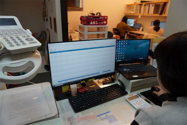 クラウド式の会計管理システムを活用する様子