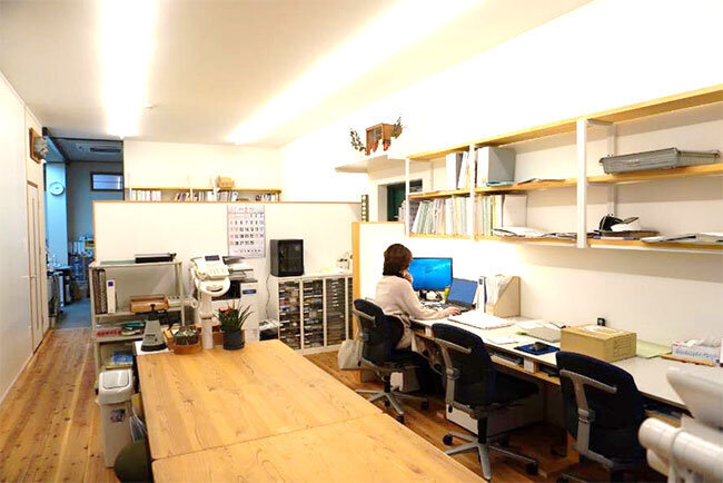 暮らしの森の一角にある金丸工務店の本社内のオフィス