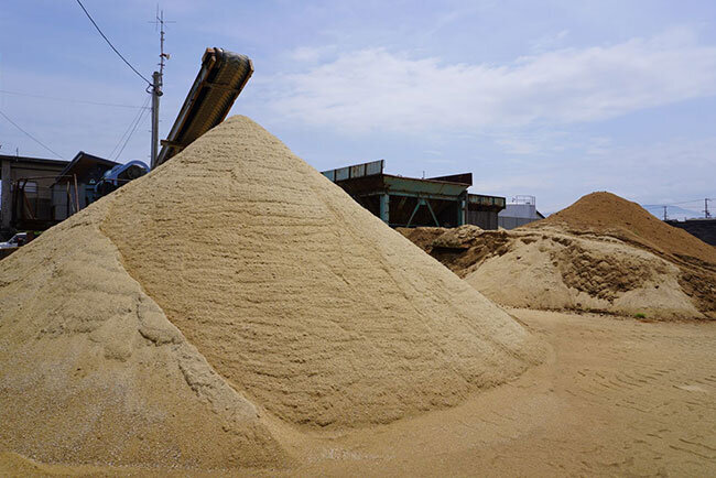 小西はバックヤードで大量の砂を保管している