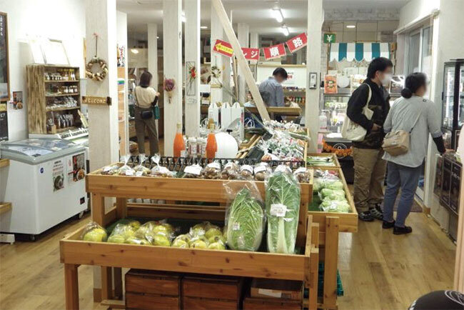 パート女性が働く農産物直売所