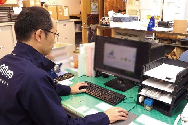 勤怠管理システムを操作する原社長