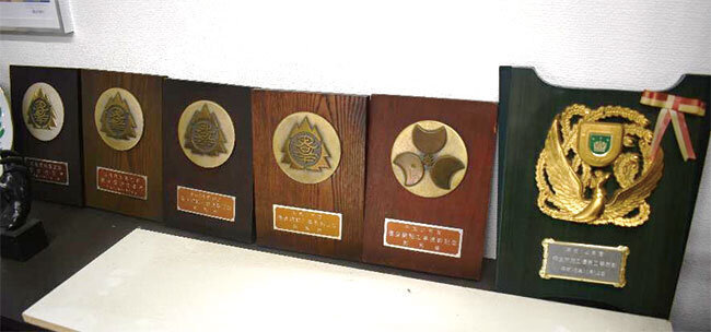 事務所内には優良工事などの表彰が飾られている