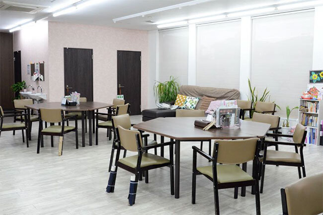 明るくしゃれた内装の「トレーニングハウスR」。オープン時が警戒レベル4の時期と重なり、人が集められない状況下で密集を回避しながら利用者を受け入れるなど、手を尽くしたと振り返る関口代表。「あんなに大変だったのに、必死すぎてあまり覚えていませんね」と陽気に笑う