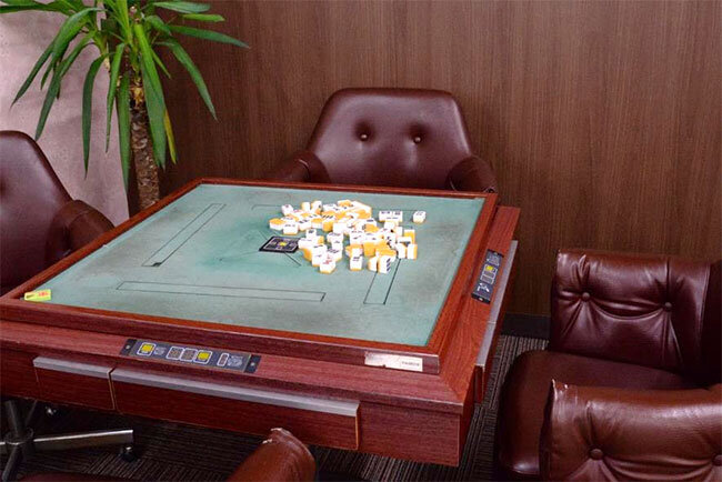 デイルームには麻雀卓が設置されている。麻雀は根強い人気があり、脳機能の刺激にも有効だ。「ゲーム中は下手に声をかけると怒られちゃいます」と関口代表が言うほど利用者は真剣勝負のようだ