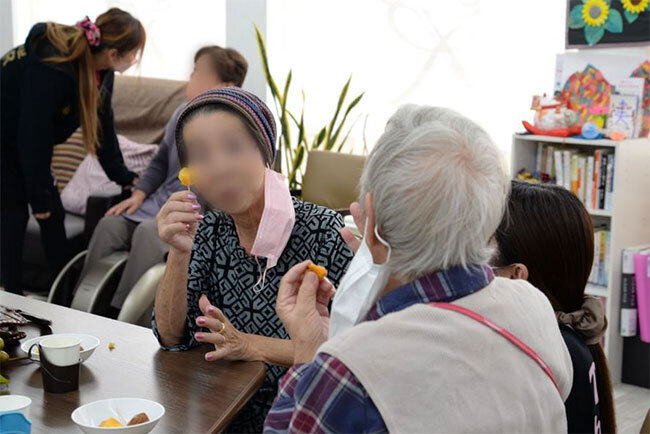 コロナ禍で利用者が減ってまもなく、利用者の生活不活発による身体機能の低下がみられたという。利用者が戻った今、ようやく利用者同士の活発なコミュニケーションが復活している