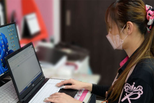  居宅介護支援事業においては、従来はケアマネジャーが利用者宅を訪問して作成した手書きの記録を、事業所に戻ってから入力し直していた。現在はノートパソコンを訪問先に持ち込んでその場で入力できるようになったため、入力作業が一度で済むようになったという。利用者のケア記録もタブレット端末による入力を進めている