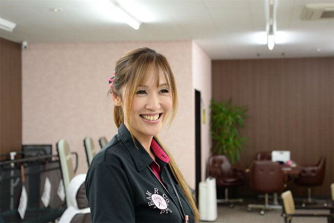 関口代表は、ボランティアで地域の小学校に出向き、認知症高齢者への理解を深めてもらう講演活動を行っている。「子どもだけでなく、スーパーやコンビニなど地域一丸となって認知症の人を見守ることが必要」と話す