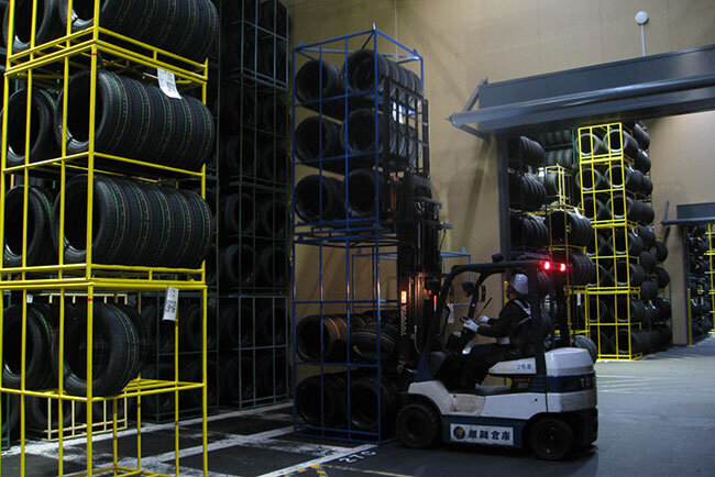 倉庫内の作業の様子