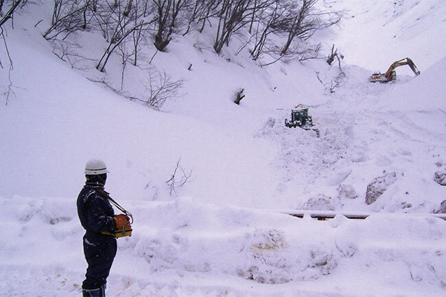 無人化施工する雪崩除去工事