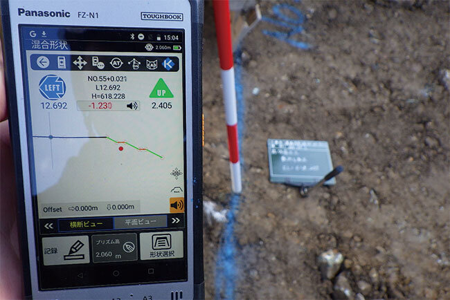 タブレットのICT施工現場端末で測量作業のワンマン化が可能となった
