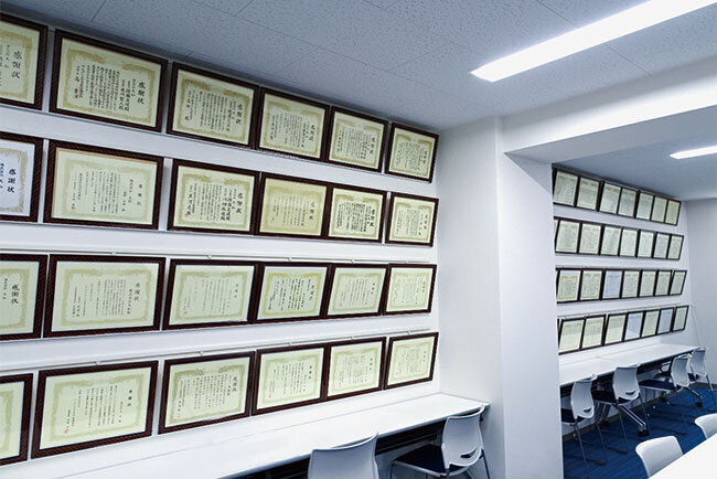 マンションのオーナーや管理組合からの感謝状は本社で大切に飾られている