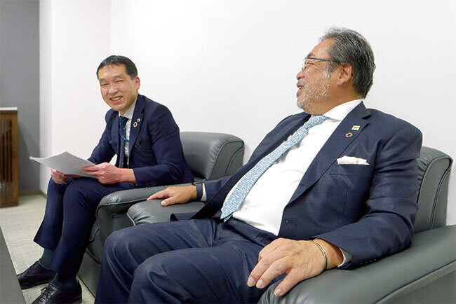 ICTソリューション導入を主導するIT推進企画室　落合一仁　室長（左）も　「当初は正確な勤務実態がわからなかった」という