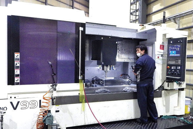 中国人、ベトナム人エンジニアは複数の機械を同時に操作して高度な加工をこなす