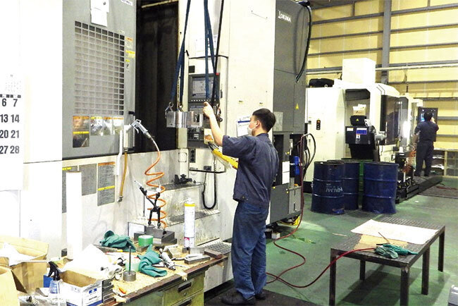 中国人、ベトナム人エンジニアは複数の機械を同時に操作して高度な加工をこなす