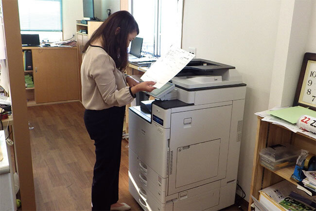 紙の書類を複合機でスキャンして現場に転送すれば持っていく手間が省ける