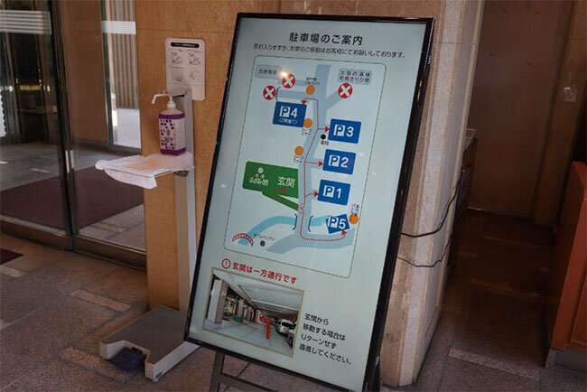 地下1階の玄関に設置しているデジタルサイネージ