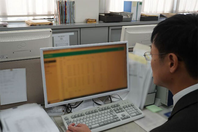 勤怠管理システムを活用する様子