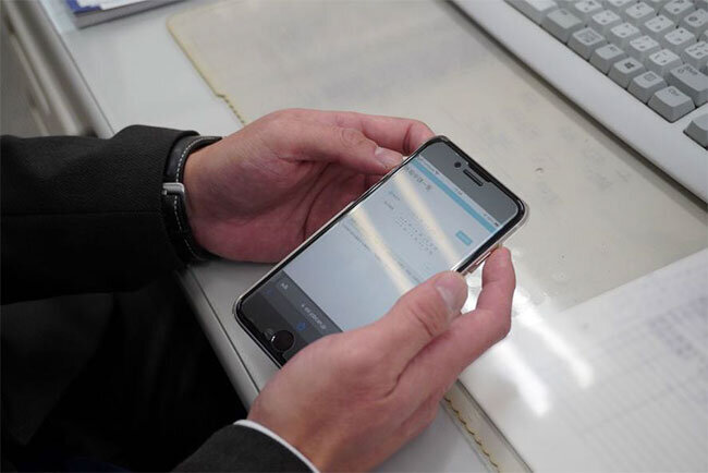 スマートフォンから勤務時間を記録することができる