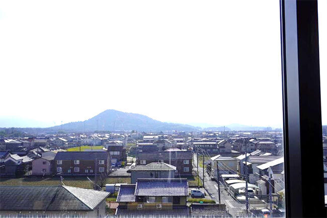 窓から望むことができる畝傍山などの景色