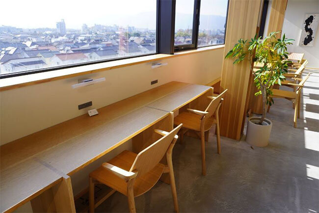 窓際に設けられた学習席