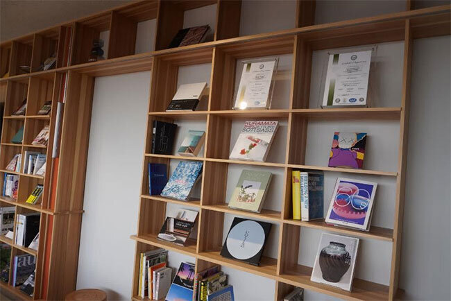 設置されている本棚には様々な本が並ぶ