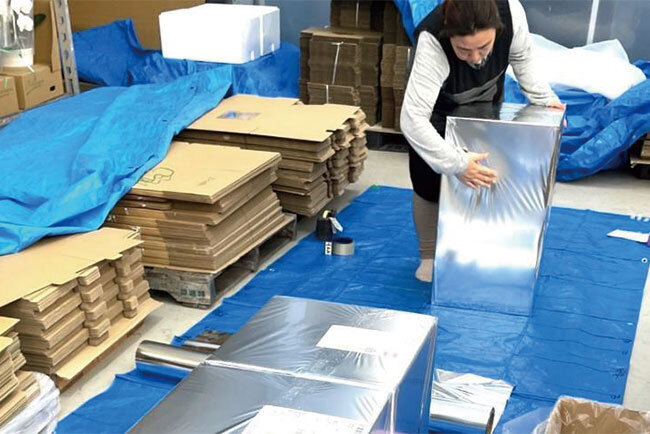 宅配サイズで見映えがよく高級感のある胡蝶蘭も品種改良を重ねて商品化した。写真は冬期用にアルミ箔で暖房対策した段ボール